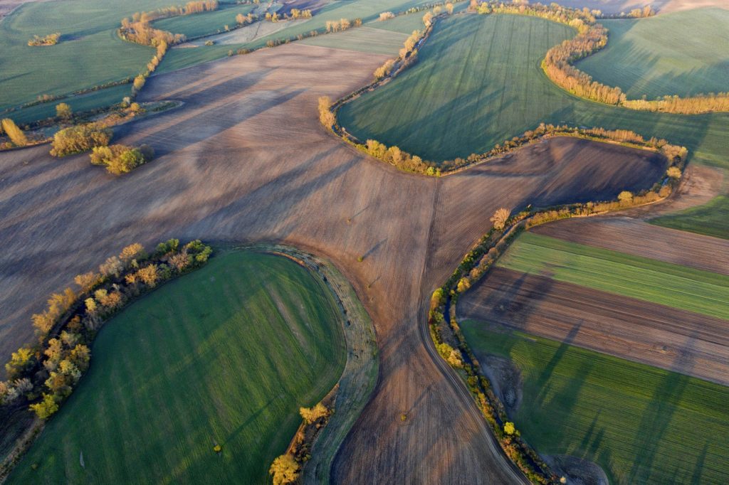 A Barcs folyó hangsúlyos kanyarulatai Nyékvárkony és Amadékarcsa között. Ma a Karcsai kanális folyik itt, egy része védett terület, a jobbra fent látható hurok a Sipos Szeg.