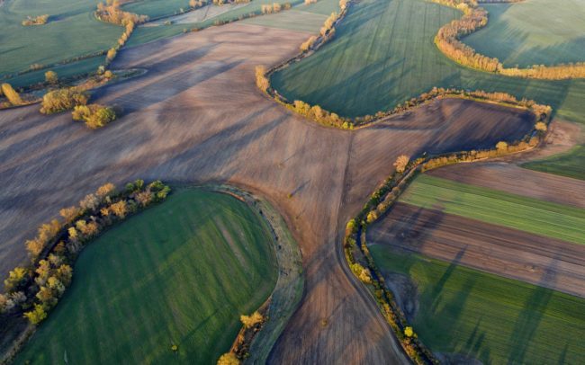 A Barcs folyó hangsúlyos kanyarulatai Nyékvárkony és Amadékarcsa között. Ma a Karcsai kanális folyik itt, egy része védett terület, a jobbra fent látható hurok a Sipos Szeg.