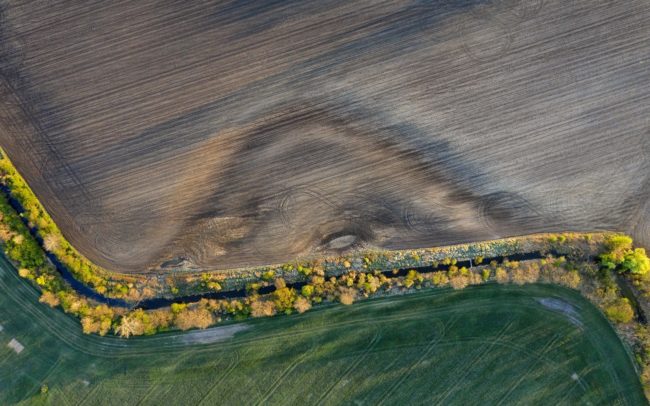 A Barcs folyó egykori kanyarulatát ma kanális vágja át Amadékarcsa és Nyékvárkony között.
