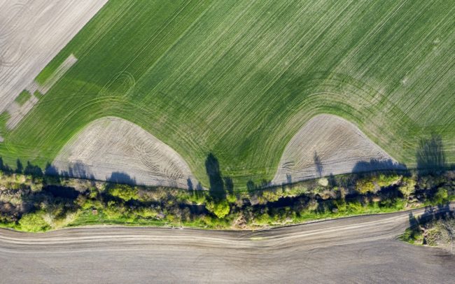 A Barcs folyó egykori kanyarulatait napjainkban kanális vágja át Amadékarcsa és Nyékvárkony között.