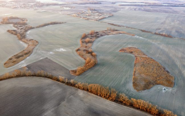 Csilizköz egykori folyóiból lett szigetek a mezőgazdasági tájban Miléniumtól délre, Balonytól északra. Pusztán hatalmas méretük okán is komoly jelentőségű, fajgazdag élőhelyek ezek a megőrződött nádas-bokros-fás folyókanyarok. Létjogosultságuk nem kérdéses, hisz kincset érnek. Jövőjük viszont annál inkább bizonytalan, mert értéküket nem vagyunk képesek meglátni. Míg régen a folyók a természetes részei voltak a tájnak, amelyekkel az ember együtt tudott élni, addig mai maradványaik léte bizonytalan, mivel sokkal inkább útjában állnak az emberi érdeknek. Félő, hogy a környezet száradása és a művelhető föld utáni vágy előbb-utóbb eltörli őket a föld színéről.