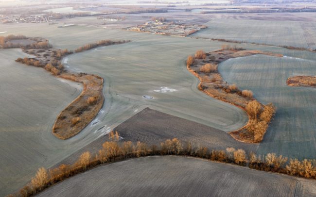 Csilizköz egykori folyóiból lett szigetek a mezőgazdasági tájban Miléniumtól délre, Balonytól északra. Pusztán hatalmas méretük okán is komoly jelentőségű, fajgazdag élőhelyek ezek a megőrződött nádas-bokros-fás folyókanyarok. Létjogosultságuk nem kérdéses, hisz kincset érnek. Jövőjük viszont annál inkább bizonytalan, mert értéküket nem vagyunk képesek meglátni. Míg régen a folyók a természetes részei voltak a tájnak, amelyekkel az ember együtt tudott élni, addig mai maradványaik léte bizonytalan, mivel sokkal inkább útjában állnak az emberi érdeknek. Félő, hogy a környezet száradása és a művelhető föld utáni vágy előbb-utóbb eltörli őket a föld színéről.