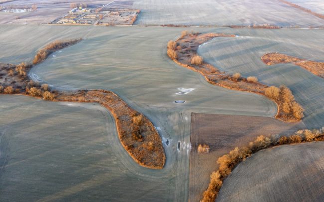 Csilizköz egykori folyóiból lett szigetek a mezőgazdasági tájban Miléniumtól délre, Balonytól északra. Pusztán hatalmas méretük okán is komoly jelentőségű, fajgazdag élőhelyek ezek a megőrződött nádas-bokros-fás folyókanyarok. Létjogosultságuk nem kérdéses, hisz kincset érnek. Jövőjük viszont annál inkább bizonytalan, mert értéküket nem vagyunk képesek meglátni. Míg régen a folyók a természetes részei voltak a tájnak, amelyekkel az ember együtt tudott élni, addig mai maradványaik léte bizonytalan, mivel sokkal inkább útjában állnak az emberi érdeknek. Félő, hogy a környezet száradása és a művelhető föld utáni vágy előbb-utóbb eltörli őket a föld színéről.