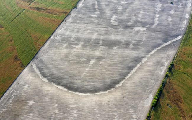 Je jedno, či v kukurici alebo na obnaženej zemi. Tu pôda koryta, tam priehlbina prezrádza jej vlniace sa, viacramenné línie. Nedokážeme ju ukryť, vráža nám do tváre minulosť. Kýva nám späť mnohými spôsobmi, bývalá rieka. Žitný ostrov.