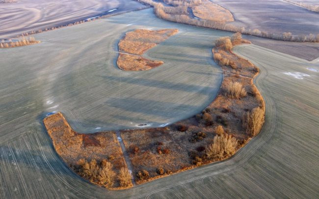 Csilizköz egykori folyóiból lett szigetek a mezőgazdasági tájban Miléniumtól délre, Balonytól északra. Pusztán hatalmas méretük okán is komoly jelentőségű, fajgazdag élőhelyek ezek a megőrződött nádas-bokros-fás folyókanyarok. Létjogosultságuk nem kérdéses, hisz kincset érnek. Jövőjük viszont annál inkább bizonytalan, mert értéküket nem vagyunk képesek meglátni. Míg régen a folyók a természetes részei voltak a tájnak, amelyekkel az ember együtt tudott élni, addig mai maradványaik léte bizonytalan, mivel sokkal inkább útjában állnak az emberi érdeknek. Félő, hogy a környezet száradása és a művelhető föld utáni vágy előbb-utóbb eltörli őket a föld színéről.