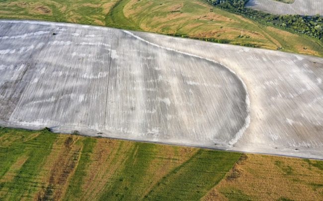 Mindegy, hogy kukoricában vagy lecsupaszított földön. Itt medrének talaja, amott mélyedése árulkodik kígyózó, szétágazó vonalairól. Nem tudjuk elrejteni, arcunkba vágja a múltat. A több módon visszaköszönő, egyszervolt folyó. Csallóköz.