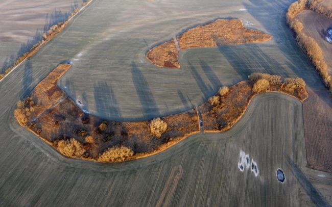 Csilizköz egykori folyóiból lett szigetek a mezőgazdasági tájban Miléniumtól délre, Balonytól északra. Pusztán hatalmas méretük okán is komoly jelentőségű, fajgazdag élőhelyek ezek a megőrződött nádas-bokros-fás folyókanyarok. Létjogosultságuk nem kérdéses, hisz kincset érnek. Jövőjük viszont annál inkább bizonytalan, mert értéküket nem vagyunk képesek meglátni. Míg régen a folyók a természetes részei voltak a tájnak, amelyekkel az ember együtt tudott élni, addig mai maradványaik léte bizonytalan, mivel sokkal inkább útjában állnak az emberi érdeknek. Félő, hogy a környezet száradása és a művelhető föld utáni vágy előbb-utóbb eltörli őket a föld színéről.