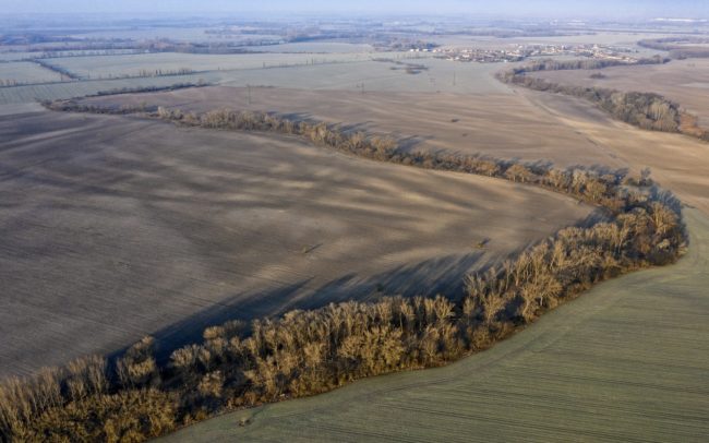 A Nagymadot és Albárt összekötő úton, vagy a 63-as úton Albár és Alistál között talán semmi különöset nem veszünk észre a tájban. Viszont fentről nézve, ahogy kitágul a világ, a sík táj nagyonis változatossá válik. Azonnal látható lesz, hogy egy alakzat teljesen uralja és meghatározza a környéket. A Duna mappáció szerint az egykori folyó ezen a részen a Hann (Han) nevet viselte. Erdős-bokros, nádasokban gazdag vonala vastagon kacskaringózik – ez az egyik legmarkánsabb egyszervolt folyó a Csallóközben. Alistál szélén keresztezi egymást a múlt vízi és a jelen aszfaltozott útja, az előbbi rejtekébe ott betekintést kaphat a felületes szemlélő is.