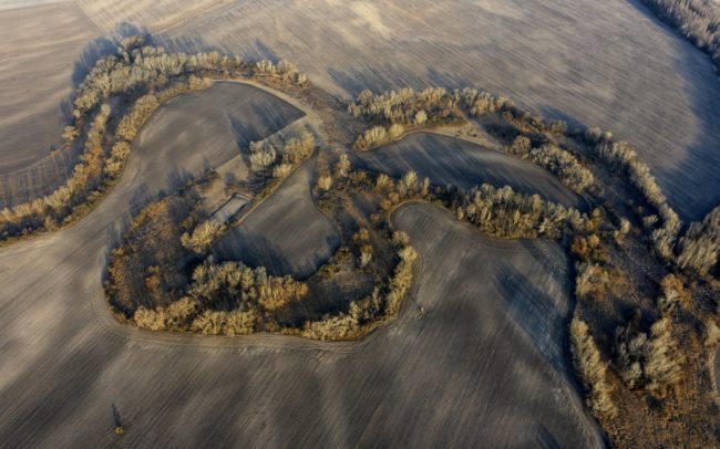 Driving on the road connecting settlements of Mad and Dolný Bar, or on road 63 between Dolný Bar and Dolný Štál, you might not notice anything special in the landscape. However, viewed from above, as the world expands, the flat landscape becomes very diverse. You will immediately see that one shape completely dominates and defines the surroundings. The former river in this part was called Hann (Han). Its forested and bushy line, rich in reeds, meanders thickly - this is one of the most striking single-use rivers in the Csallóköz. At the edge of Dolný Štál, the waterways of the past and the paved roads of the present cross each other, and even the superficial observer can get an insight into the secrets of the former. Great Rye Island, Slovakia.