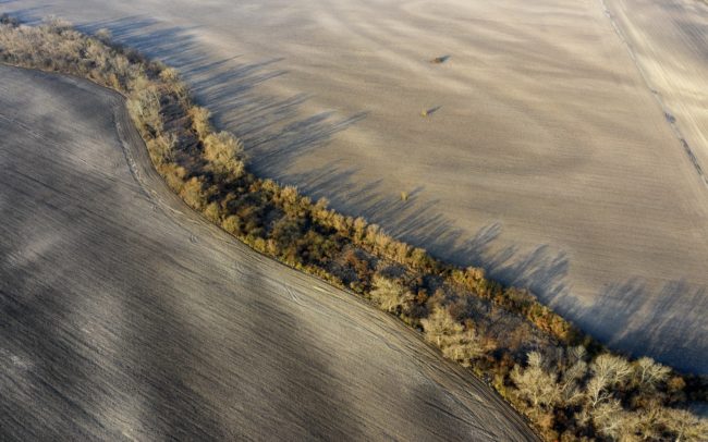 A Nagymadot és Albárt összekötő úton, vagy a 63-as úton Albár és Alistál között talán semmi különöset nem veszünk észre a tájban. Viszont fentről nézve, ahogy kitágul a világ, a sík táj nagyonis változatossá válik. Azonnal látható lesz, hogy egy alakzat teljesen uralja és meghatározza a környéket. A Duna mappáció szerint az egykori folyó ezen a részen a Hann (Han) nevet viselte. Erdős-bokros, nádasokban gazdag vonala vastagon kacskaringózik – ez az egyik legmarkánsabb egyszervolt folyó a Csallóközben. Alistál szélén keresztezi egymást a múlt vízi és a jelen aszfaltozott útja, az előbbi rejtekébe ott betekintést kaphat a felületes szemlélő is.