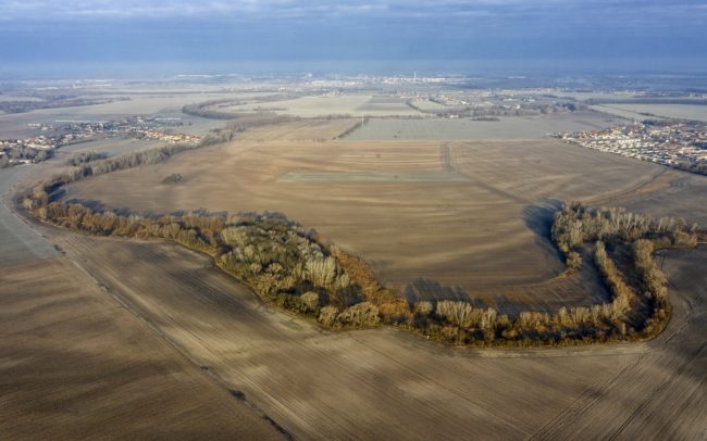 A Nagymadot és Albárt összekötő úton, vagy a 63-as úton Albár és Alistál között talán semmi különöset nem veszünk észre a tájban. Viszont fentről nézve, ahogy kitágul a világ, a sík táj nagyonis változatossá válik. Azonnal látható lesz, hogy egy alakzat teljesen uralja és meghatározza a környéket. A Duna mappáció szerint az egykori folyó ezen a részen a Hann (Han) nevet viselte. Erdős-bokros, nádasokban gazdag vonala vastagon kacskaringózik – ez az egyik legmarkánsabb egyszervolt folyó a Csallóközben. Alistál szélén keresztezi egymást a múlt vízi és a jelen aszfaltozott útja, az előbbi rejtekébe ott betekintést kaphat a felületes szemlélő is.