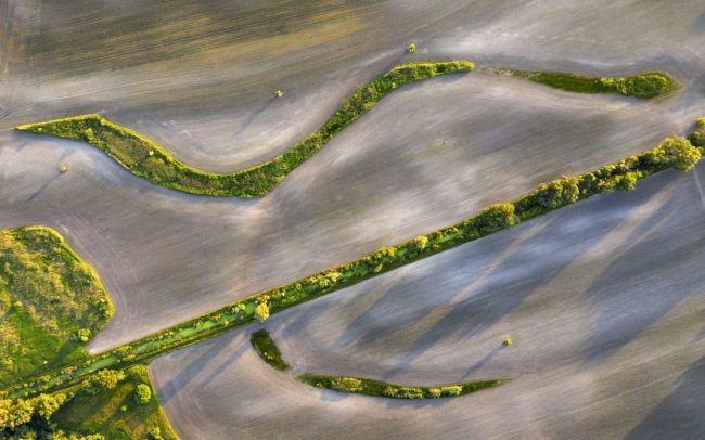 Valahol Nyékvárkony és Padány között egykori folyómedreket szel át a Karcsa - Bögellő csatorna.