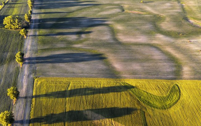 A Karcsa-táji vízrendszer. Valaha a Csallóköz határainak folyóit kötötte össze. Délen Süly és Felbár között eredt a Cseles folyóból, hogy a Karcsák területén szétágazzon kisebb vizek hálózatára, majd északon Tejed környékén ismét egyesüljön és a Csalló folyóba torkolljon.