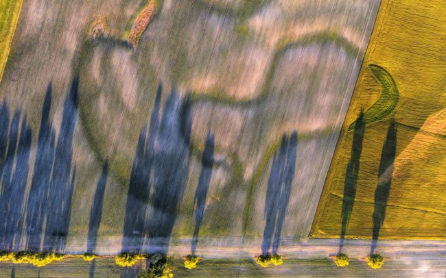 A Karcsa-táji vízrendszer. Valaha a Csallóköz határainak folyóit kötötte össze. Délen Süly és Felbár között eredt a Cseles folyóból, hogy a Karcsák területén szétágazzon kisebb vizek hálózatára, majd északon Tejed környékén ismét egyesüljön és a Csalló folyóba torkolljon.