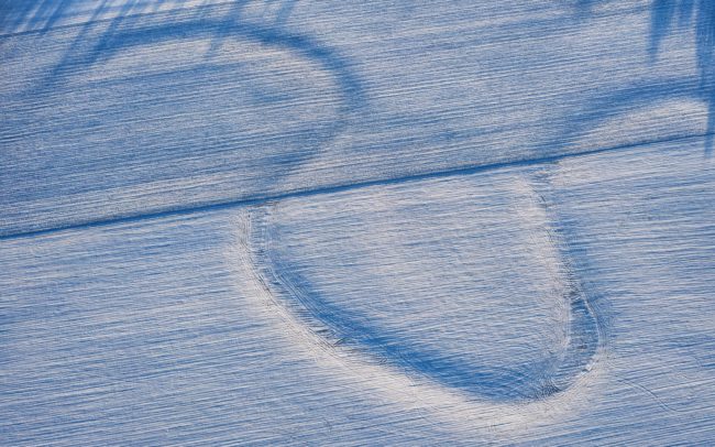 A lenyugvó nap sugarai rajzolják ki a havas tájban az egykori folyóág kanyarulatait a nagyabonyi halastavak mellett. A folyómeder hossza a fotón körülbelül 700 méter.