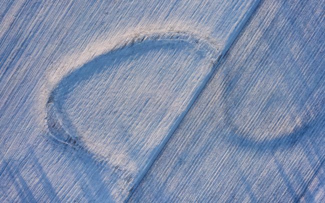 A lenyugvó nap sugarai rajzolják ki a havas tájban az egykori folyóág kanyarulatait a nagyabonyi halastavak mellett. A folyómeder hossza a fotón körülbelül 700 méter.