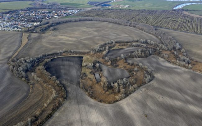 Driving on the road connecting settlements of Mad and Dolný Bar, or on road 63 between Dolný Bar and Dolný Štál, you might not notice anything special in the landscape. However, viewed from above, as the world expands, the flat landscape becomes very diverse. You will immediately see that one shape completely dominates and defines the surroundings. The former river in this part was called Hann (Han). Its forested and bushy line, rich in reeds, meanders thickly - this is one of the most striking single-use rivers in the Csallóköz. At the edge of Dolný Štál, the waterways of the past and the paved roads of the present cross each other, and even the superficial observer can get an insight into the secrets of the former. Great Rye Island, Slovakia.