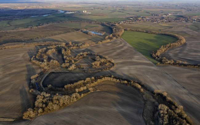 A Nagymadot és Albárt összekötő úton, vagy a 63-as úton Albár és Alistál között talán semmi különöset nem veszünk észre a tájban. Viszont fentről nézve, ahogy kitágul a világ, a sík táj nagyonis változatossá válik. Azonnal látható lesz, hogy egy alakzat teljesen uralja és meghatározza a környéket. A Duna mappáció szerint az egykori folyó ezen a részen a Hann (Han) nevet viselte. Erdős-bokros, nádasokban gazdag vonala vastagon kacskaringózik – ez az egyik legmarkánsabb egyszervolt folyó a Csallóközben. Alistál szélén keresztezi egymást a múlt vízi és a jelen aszfaltozott útja, az előbbi rejtekébe ott betekintést kaphat a felületes szemlélő is.