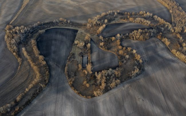 A Nagymadot és Albárt összekötő úton, vagy a 63-as úton Albár és Alistál között talán semmi különöset nem veszünk észre a tájban. Viszont fentről nézve, ahogy kitágul a világ, a sík táj nagyonis változatossá válik. Azonnal látható lesz, hogy egy alakzat teljesen uralja és meghatározza a környéket. A Duna mappáció szerint az egykori folyó ezen a részen a Hann (Han) nevet viselte. Erdős-bokros, nádasokban gazdag vonala vastagon kacskaringózik – ez az egyik legmarkánsabb egyszervolt folyó a Csallóközben. Alistál szélén keresztezi egymást a múlt vízi és a jelen aszfaltozott útja, az előbbi rejtekébe ott betekintést kaphat a felületes szemlélő is.