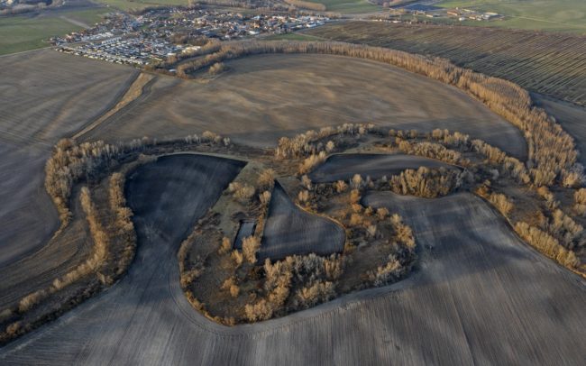 A Nagymadot és Albárt összekötő úton, vagy a 63-as úton Albár és Alistál között talán semmi különöset nem veszünk észre a tájban. Viszont fentről nézve, ahogy kitágul a világ, a sík táj nagyonis változatossá válik. Azonnal látható lesz, hogy egy alakzat teljesen uralja és meghatározza a környéket. A Duna mappáció szerint az egykori folyó ezen a részen a Hann (Han) nevet viselte. Erdős-bokros, nádasokban gazdag vonala vastagon kacskaringózik – ez az egyik legmarkánsabb egyszervolt folyó a Csallóközben. Alistál szélén keresztezi egymást a múlt vízi és a jelen aszfaltozott útja, az előbbi rejtekébe ott betekintést kaphat a felületes szemlélő is.