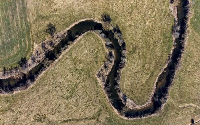 A Duna csupán a két forráspatak, a Breg és Brigach egyesülésével kezdi viselni a nevét. Ez a kapcsolat Donaueschingen mögött jön létre, ezt követően jelennek meg az első kanyarulatok is folyónkon, amely itt még csak egy kis folyamnak számít. Neudingen és Geisingen, Németország.