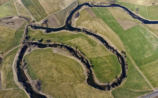 A Duna csupán a két forráspatak, a Breg és Brigach egyesülésével kezdi viselni a nevét. Ez a kapcsolat Donaueschingen mögött jön létre, ezt követően jelennek meg az első kanyarulatok is folyónkon, amely itt még csak egy kis folyamnak számít. Neudingen és Geisingen, Németország.