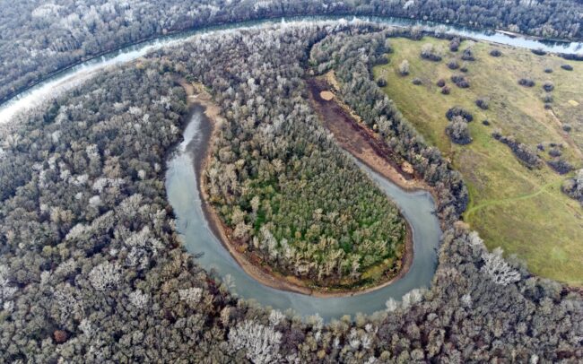 A Morva-folyó az egyik legfontosabb, egyben leginkább megőrzött állapotú mellékfolyója a Dunának. A képeken az egyik holtága látható (Erdőhát Tájvádelmi Terület).