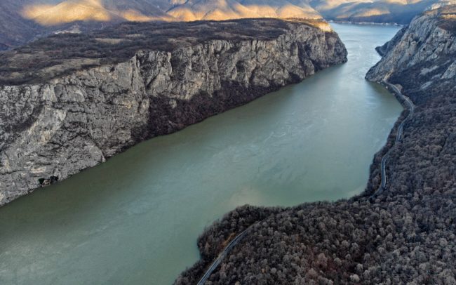 A Duna Szerbia és Románia között. Itt, a szerb oldalon a Djerdap Nemzeti Park terül el partján, szemben pedig a romániai Vaskapu Természetvédelmi terület. Közismertebb nevein ez a hely a Vaskapu vagy Kazán-szoros. A két ország mezsgyéjén, Európa leghosszabb szurdokában szűkül össze az addigra hatalmasra duzzadt folyam.