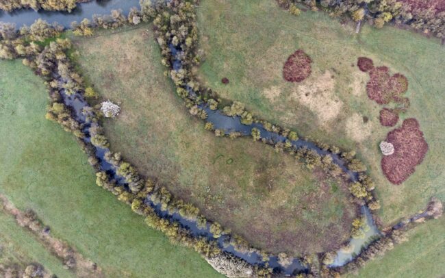 A Sajó a Duna vízgyűjtőjének egyik jelentős folyója. A fotókon természetesen lefűződött vagy mesterségesen átvágott kanyarulatai láthatók Kazincbarcikánál. Holott a múltban volt igyekezet a folyó megzabolázására, ennek azonban jelentős része csupán terv maradt. Ha kiépültek is szabályozó művek, azok egy részét a folyó lerombolta. Ennek köszönhetően a folyó csak részben szabályozott, sok helyen a mai napig a maga módján tudja építeni kanyarulatait, megőrizte vadregényes mivoltát. A nagy mértékű szennyezést azonban a Sajó sem tudta elkerülni. Szlovákiában egykor papírgyárak, Magyarországon a nehézipar károsította. Ám vizének minősége - eltekintve a 2022-ben Alsósajónál történt katasztrófától – az utóbbi évtizedekben sokat javult. 223 km hosszan folyik Szlovákián és Magyarországon át, majd Tiszaújvárosnál találkozik a Tiszával.