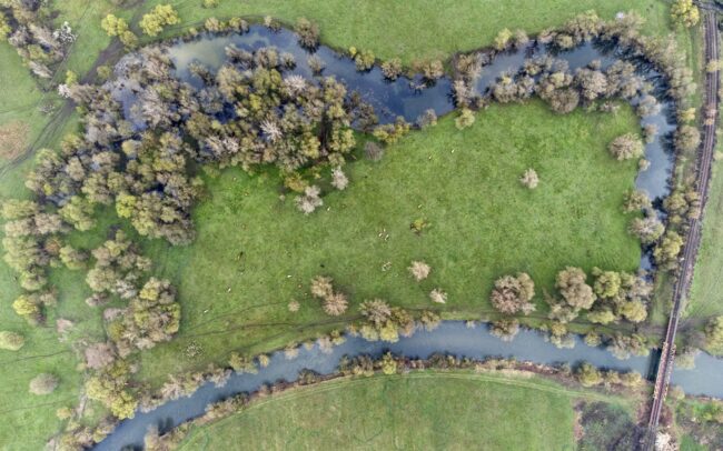 A Sajó a Duna vízgyűjtőjének egyik jelentős folyója. A fotókon természetesen lefűződött vagy mesterségesen átvágott kanyarulatai láthatók Kazincbarcikánál. Holott a múltban volt igyekezet a folyó megzabolázására, ennek azonban jelentős része csupán terv maradt. Ha kiépültek is szabályozó művek, azok egy részét a folyó lerombolta. Ennek köszönhetően a folyó csak részben szabályozott, sok helyen a mai napig a maga módján tudja építeni kanyarulatait, megőrizte vadregényes mivoltát. A nagy mértékű szennyezést azonban a Sajó sem tudta elkerülni. Szlovákiában egykor papírgyárak, Magyarországon a nehézipar károsította. Ám vizének minősége - eltekintve a 2022-ben Alsósajónál történt katasztrófától – az utóbbi évtizedekben sokat javult. 223 km hosszan folyik Szlovákián és Magyarországon át, majd Tiszaújvárosnál találkozik a Tiszával.