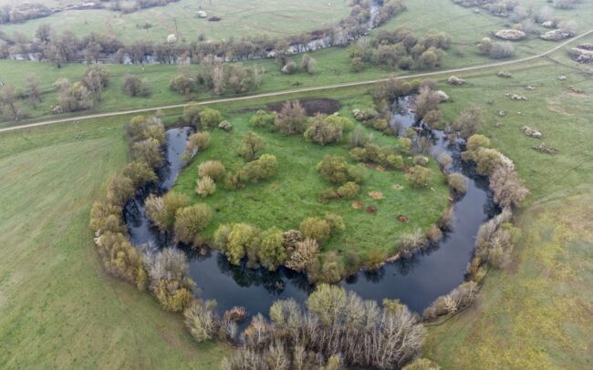 A Sajó a Duna vízgyűjtőjének egyik jelentős folyója. A fotókon természetesen lefűződött vagy mesterségesen átvágott kanyarulatai láthatók Kazincbarcikánál. Holott a múltban volt igyekezet a folyó megzabolázására, ennek azonban jelentős része csupán terv maradt. Ha kiépültek is szabályozó művek, azok egy részét a folyó lerombolta. Ennek köszönhetően a folyó csak részben szabályozott, sok helyen a mai napig a maga módján tudja építeni kanyarulatait, megőrizte vadregényes mivoltát. A nagy mértékű szennyezést azonban a Sajó sem tudta elkerülni. Szlovákiában egykor papírgyárak, Magyarországon a nehézipar károsította. Ám vizének minősége - eltekintve a 2022-ben Alsósajónál történt katasztrófától – az utóbbi évtizedekben sokat javult. 223 km hosszan folyik Szlovákián és Magyarországon át, majd Tiszaújvárosnál találkozik a Tiszával.