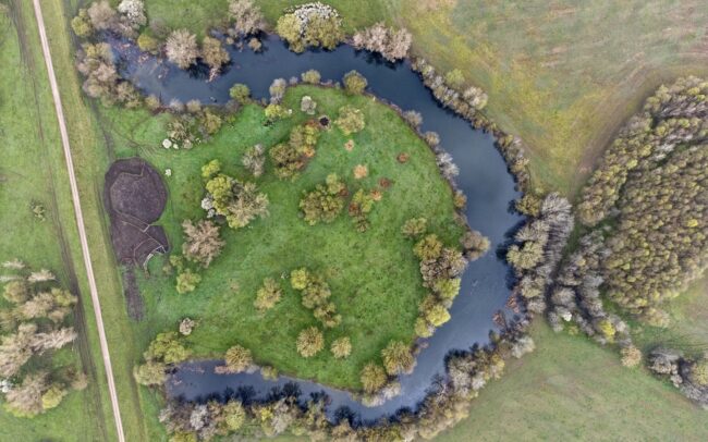 A Sajó a Duna vízgyűjtőjének egyik jelentős folyója. A fotókon természetesen lefűződött vagy mesterségesen átvágott kanyarulatai láthatók Kazincbarcikánál. Holott a múltban volt igyekezet a folyó megzabolázására, ennek azonban jelentős része csupán terv maradt. Ha kiépültek is szabályozó művek, azok egy részét a folyó lerombolta. Ennek köszönhetően a folyó csak részben szabályozott, sok helyen a mai napig a maga módján tudja építeni kanyarulatait, megőrizte vadregényes mivoltát. A nagy mértékű szennyezést azonban a Sajó sem tudta elkerülni. Szlovákiában egykor papírgyárak, Magyarországon a nehézipar károsította. Ám vizének minősége - eltekintve a 2022-ben Alsósajónál történt katasztrófától – az utóbbi évtizedekben sokat javult. 223 km hosszan folyik Szlovákián és Magyarországon át, majd Tiszaújvárosnál találkozik a Tiszával.