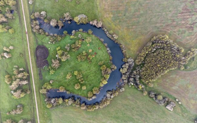 A Sajó a Duna vízgyűjtőjének egyik jelentős folyója. A fotókon természetesen lefűződött vagy mesterségesen átvágott kanyarulatai láthatók Kazincbarcikánál. Holott a múltban volt igyekezet a folyó megzabolázására, ennek azonban jelentős része csupán terv maradt. Ha kiépültek is szabályozó művek, azok egy részét a folyó lerombolta. Ennek köszönhetően a folyó csak részben szabályozott, sok helyen a mai napig a maga módján tudja építeni kanyarulatait, megőrizte vadregényes mivoltát. A nagy mértékű szennyezést azonban a Sajó sem tudta elkerülni. Szlovákiában egykor papírgyárak, Magyarországon a nehézipar károsította. Ám vizének minősége - eltekintve a 2022-ben Alsósajónál történt katasztrófától – az utóbbi évtizedekben sokat javult. 223 km hosszan folyik Szlovákián és Magyarországon át, majd Tiszaújvárosnál találkozik a Tiszával.