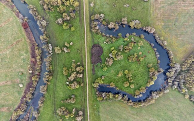 A Sajó a Duna vízgyűjtőjének egyik jelentős folyója. A fotókon természetesen lefűződött vagy mesterségesen átvágott kanyarulatai láthatók Kazincbarcikánál. Holott a múltban volt igyekezet a folyó megzabolázására, ennek azonban jelentős része csupán terv maradt. Ha kiépültek is szabályozó művek, azok egy részét a folyó lerombolta. Ennek köszönhetően a folyó csak részben szabályozott, sok helyen a mai napig a maga módján tudja építeni kanyarulatait, megőrizte vadregényes mivoltát. A nagy mértékű szennyezést azonban a Sajó sem tudta elkerülni. Szlovákiában egykor papírgyárak, Magyarországon a nehézipar károsította. Ám vizének minősége - eltekintve a 2022-ben Alsósajónál történt katasztrófától – az utóbbi évtizedekben sokat javult. 223 km hosszan folyik Szlovákián és Magyarországon át, majd Tiszaújvárosnál találkozik a Tiszával.