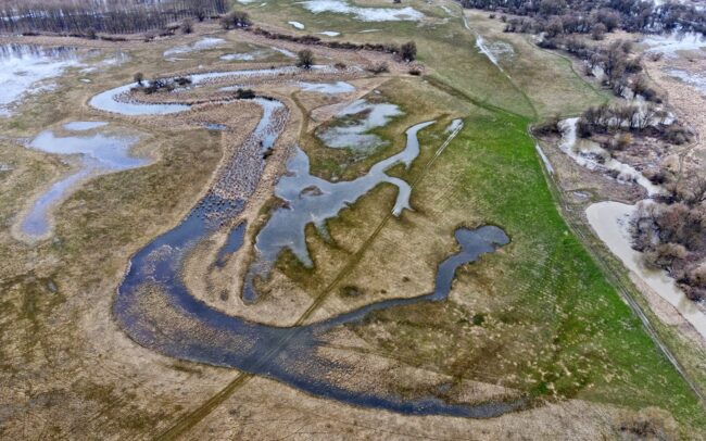 Az Ipoly ugyan határfolyó, ám nem ismeri el az emberek által meghúzott képzeletbeli vonalakat, ha kell, el is mossa őket. Ezt áradáskor be is mutatja, a fotókon épp az Ipolyhídvég (Szlovákia) és Ipolyvece (Magyarország) közeli árterében.