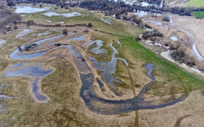 Az Ipoly ugyan határfolyó, ám nem ismeri el az emberek által meghúzott képzeletbeli vonalakat, ha kell, el is mossa őket. Ezt áradáskor be is mutatja, a fotókon épp az Ipolyhídvég (Szlovákia) és Ipolyvece (Magyarország) közeli árterében.