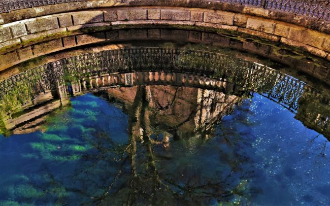 Donaueschingen városkában, a Fürstenberg-kastélyparkban található Duna-forrás - amely köré a 19.században emeltek medencét és szoborcsoportot – inkább tömegturisztikai attrakció, amolyan „hercegi“, könnyebben elérhető helyen. 48,5 kilométerre található a Breg-forrástól, vagyis a Duna eredetétől, a jóval rejtettebb helyen lévő igazi Donauquelle-től. Donaueschingen, Németország.