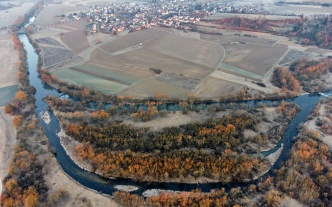 The protection of man and nature works at the same time, if there is a will! Here is the example! Germany's Blochinger Sandwinkel Nature Reserve and its islands on the restored upper Danube. The Danube once meandered strongly here as well. In the 19th century, the bends were straightened for the sake of the railway line being built here, as well as for greater control over the river. Then between 1991 and 1993, in the course of naturalization works based on old topographical maps, a bend was created here, around which pebble islands were formed due to the natural erosion and deposition, which are now overgrown with natural vegetation. The reserve was established in 1996 and covers 22 hectares. Thanks to its dynamics, the Danube has built a dynamic, characteristic water landscape, where the subsequent succession has created various habitats. Today, it is home to 65 species of birds, 33 of which are endangered and listed on the Red List. This measure was a project of the Integrated Danube Program. Their objective was twofold: to preserve the habitats of the Danube and to protect the surrounding settlements from flooding.