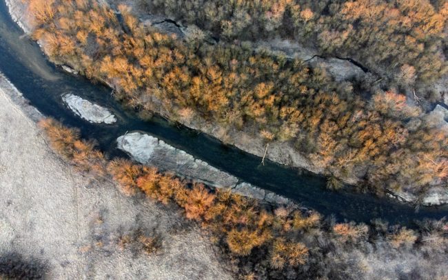 The protection of man and nature works at the same time, if there is a will! Here is the example! Germany's Blochinger Sandwinkel Nature Reserve and its islands on the restored upper Danube. The Danube once meandered strongly here as well. In the 19th century, the bends were straightened for the sake of the railway line being built here, as well as for greater control over the river. Then between 1991 and 1993, in the course of naturalization works based on old topographical maps, a bend was created here, around which pebble islands were formed due to the natural erosion and deposition, which are now overgrown with natural vegetation. The reserve was established in 1996 and covers 22 hectares. Thanks to its dynamics, the Danube has built a dynamic, characteristic water landscape, where the subsequent succession has created various habitats. Today, it is home to 65 species of birds, 33 of which are endangered and listed on the Red List. This measure was a project of the Integrated Danube Program. Their objective was twofold: to preserve the habitats of the Danube and to protect the surrounding settlements from flooding.