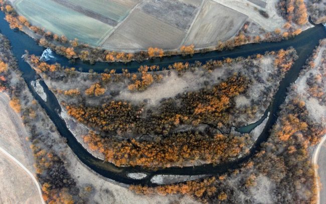 The protection of man and nature works at the same time, if there is a will! Here is the example! Germany's Blochinger Sandwinkel Nature Reserve and its islands on the restored upper Danube. The Danube once meandered strongly here as well. In the 19th century, the bends were straightened for the sake of the railway line being built here, as well as for greater control over the river. Then between 1991 and 1993, in the course of naturalization works based on old topographical maps, a bend was created here, around which pebble islands were formed due to the natural erosion and deposition, which are now overgrown with natural vegetation. The reserve was established in 1996 and covers 22 hectares. Thanks to its dynamics, the Danube has built a dynamic, characteristic water landscape, where the subsequent succession has created various habitats. Today, it is home to 65 species of birds, 33 of which are endangered and listed on the Red List. This measure was a project of the Integrated Danube Program. Their objective was twofold: to preserve the habitats of the Danube and to protect the surrounding settlements from flooding.