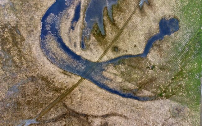 Ipeľ je síce hraničnou riekou, ktorá však pomyselné čiary nakreslené ľuďmi nepozná a v prípade potreby ich aj zmyje. Je to vidieť počas povodní, na fotografiách v záplavovej oblasti pri Ipeľskom Predmostí (Slovensko) a pri obci Ipolyvece (Maďarsko).